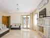 İzmir ceşme de tesetürlü aiilelere uygun ultra lüks kiralık havuzlu villa
