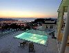 İzmir Çeşme de  ailelere özel havuzlu kiralık lüks villa